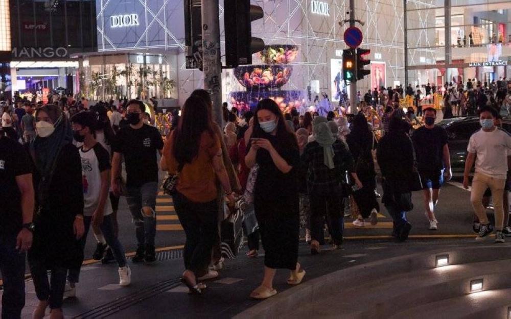 Orang ramai berpusu-pusu mengunjungi pusat beli-belah di sekitar Bukit Bintang, Kuala Lumpur. Kehadiran individu aktivaksin dalam masyarakat dikhuatiri boleh menjejaskan kesihatan rakyat secara keseluruhan.