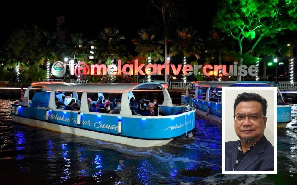 Bot Melaka River Cruise (MRC) membawa penumpang menyelusuri Sungai Melaka. (Gambar kecil: Abdul Halim Husin)