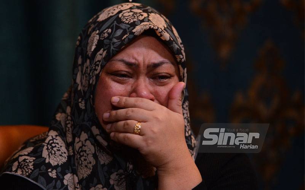 Juhana Arshad menangis tanpa henti apabila menceritakan tentang perasaannya yang terkilan serta tidak bersedia dengan pemergian arwah suaminya yang meninggal sekelip mata akibat Covid-19. - Foto SINAR HARIAN/ MOHD HALIM ABDUL WAHID