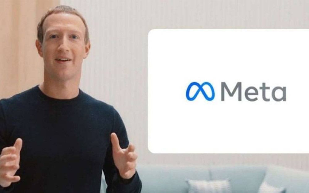 Mark Zuckerberg berdiri di sebelah logo dan nama baru syarikat induk Facebook iaitu Meta pada Khamis lalu. - Foto Twitter