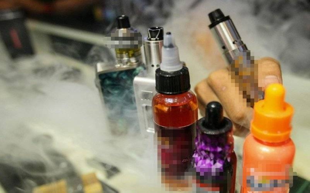 Kerajaan menerusi Bajet 2022 bercadang memperkenalkan duti eksais produk cecair atau gel mengandungi nikotin yang digunakan untuk rokok elektronik dan vape.