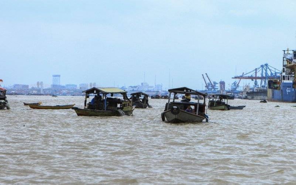 Kapal-kapal kayu yang diubah suai digunakan untuk mencari harta karun di dasar Sungai Musi, Palembang. - Foto Kompas.com