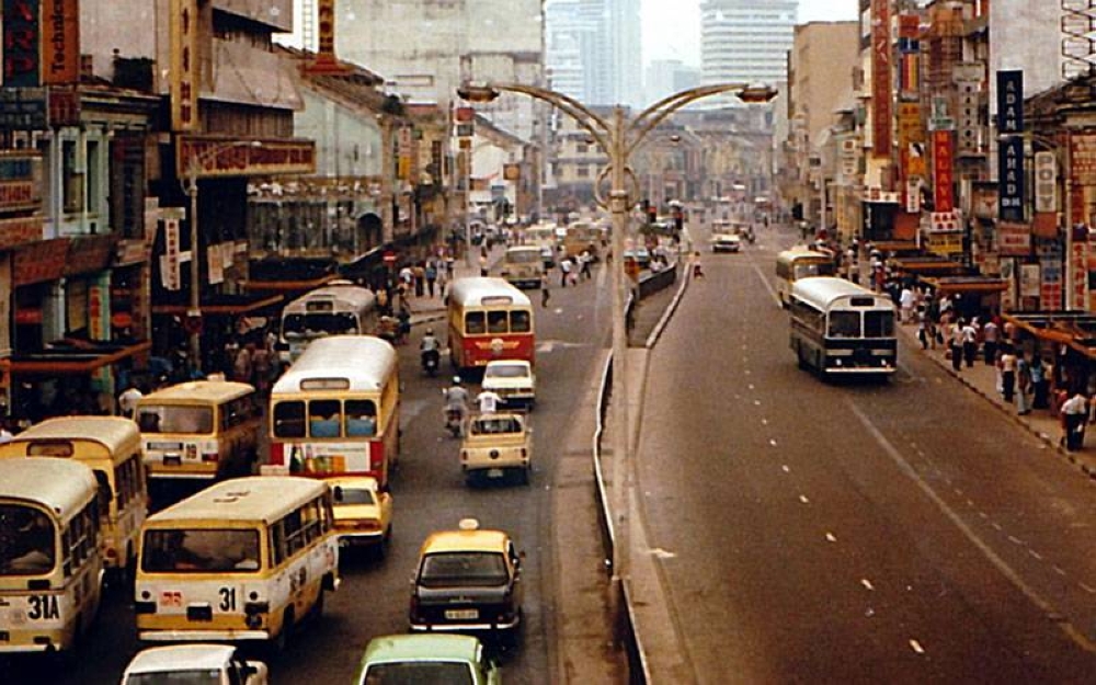 Apabila bas memasuki Kuala Lumpur, suasana di dalam bas menjadi berbeza. Masing-masing memberi tumpuan pada apa yang dapat dilihat di luar.