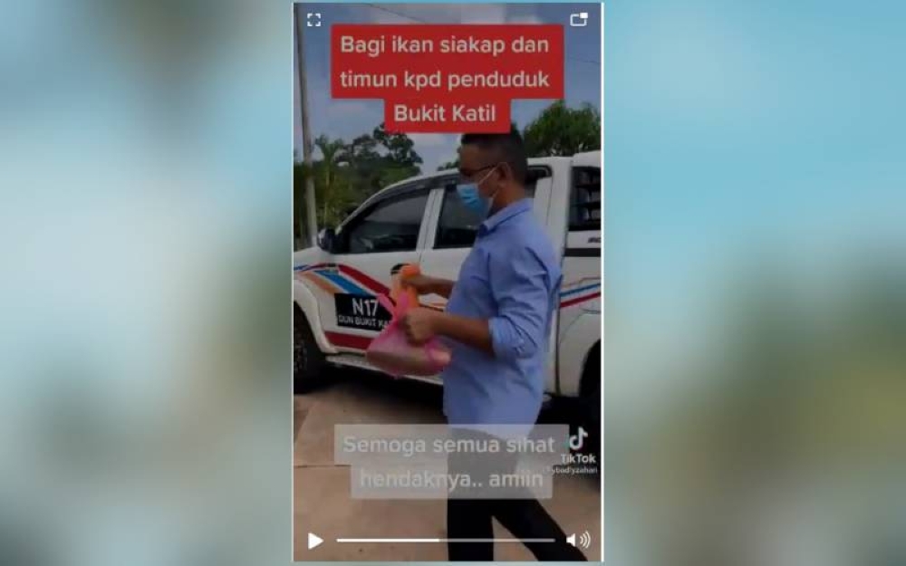 Tangkap layar dari video seorang calon PRN Melaka menyerahkan sumbangan ikan dan timun menjadi tular sejak Isnin.