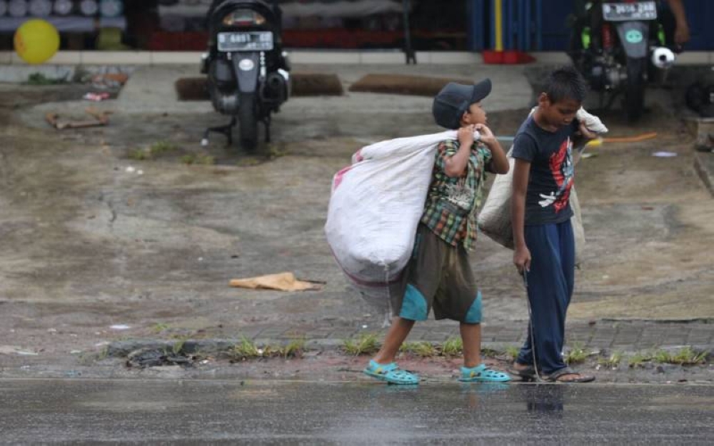 Botol dan tin dikutip bagi mencari wang saku ketika cuti sekolah.