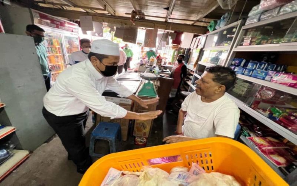 Ahmad Fadhli ketika bertemu dengan rakyat.