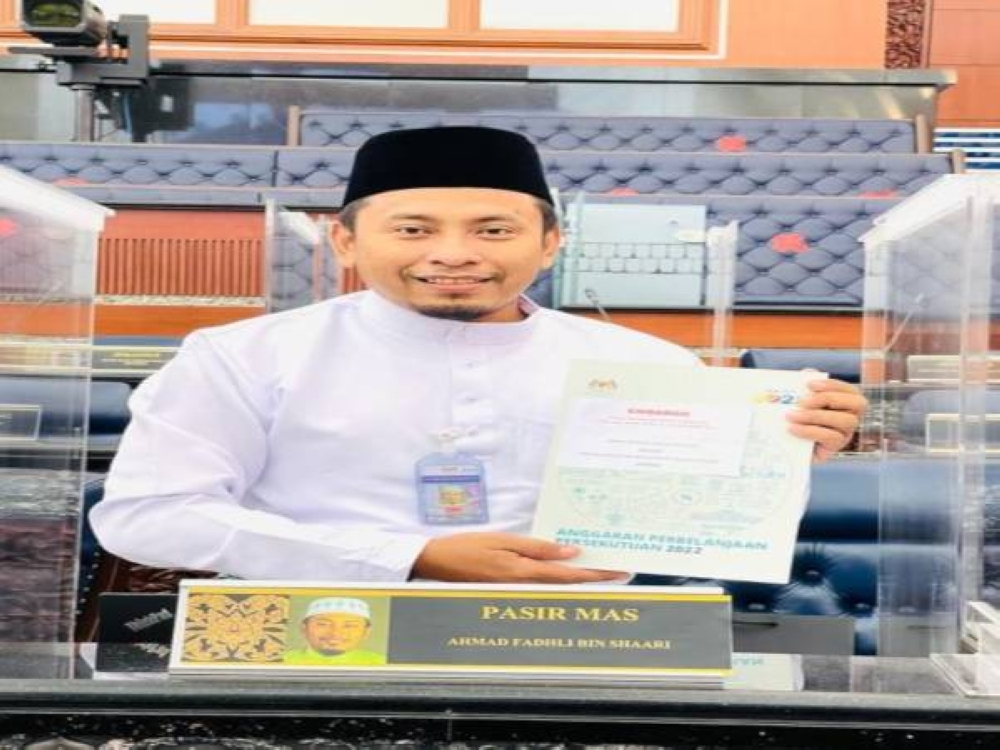 Ahmad Fadhli ketika pembentangan Bajet 2022 di Parlimen.