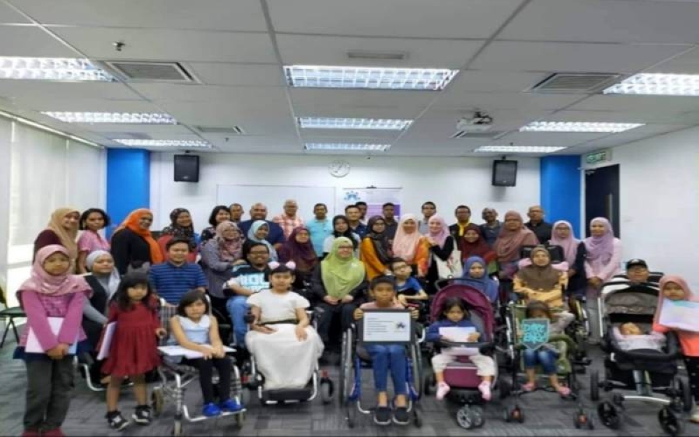 Persatuan Spinal Muscular Atrophy Malaysia (SMAM) merupakan sebuah persatuan yang mewakili suara para pesakit jarang jumpa iaitu Spinal Muscular Atrophy (SMA) dan menyediakan sokongan untuk pesakit SMA serta ibu bapa yang mengurus mereka.