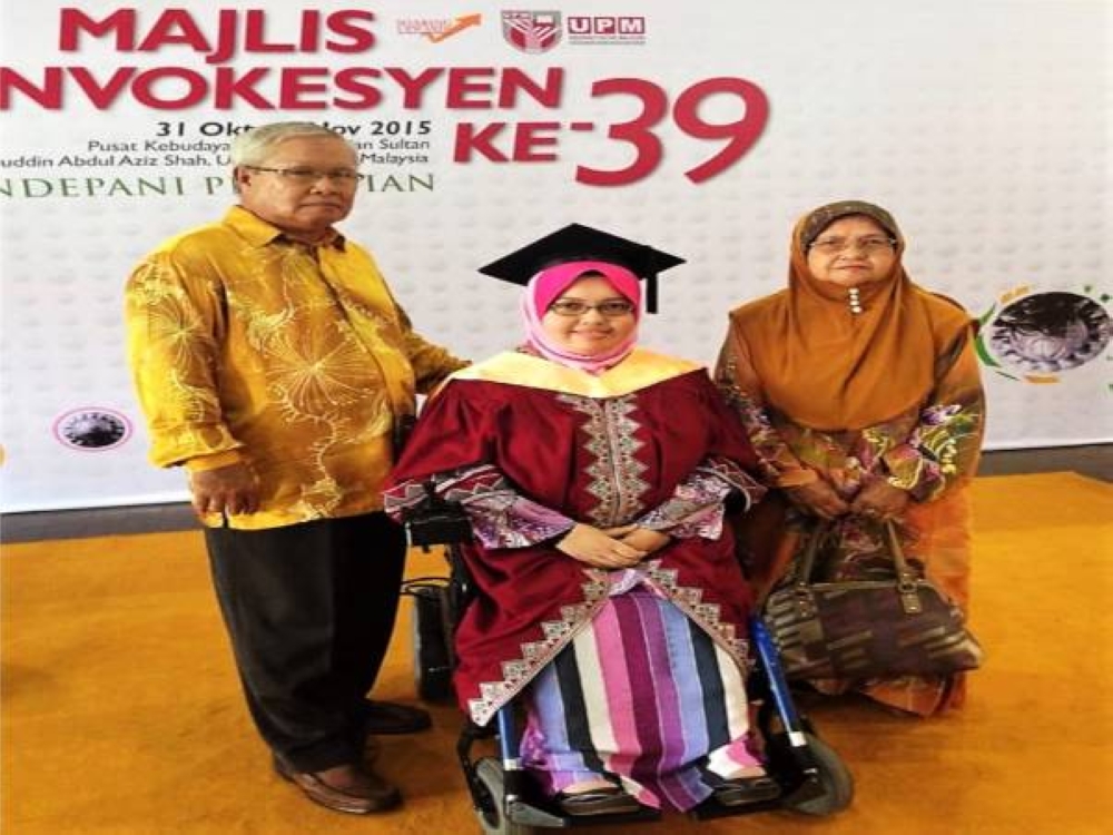 Siti Safura bersama kedua ibu bapa tercinta sewaktu konvokesyen UPM tahun 2015 dalam jurusan Fotokimia.