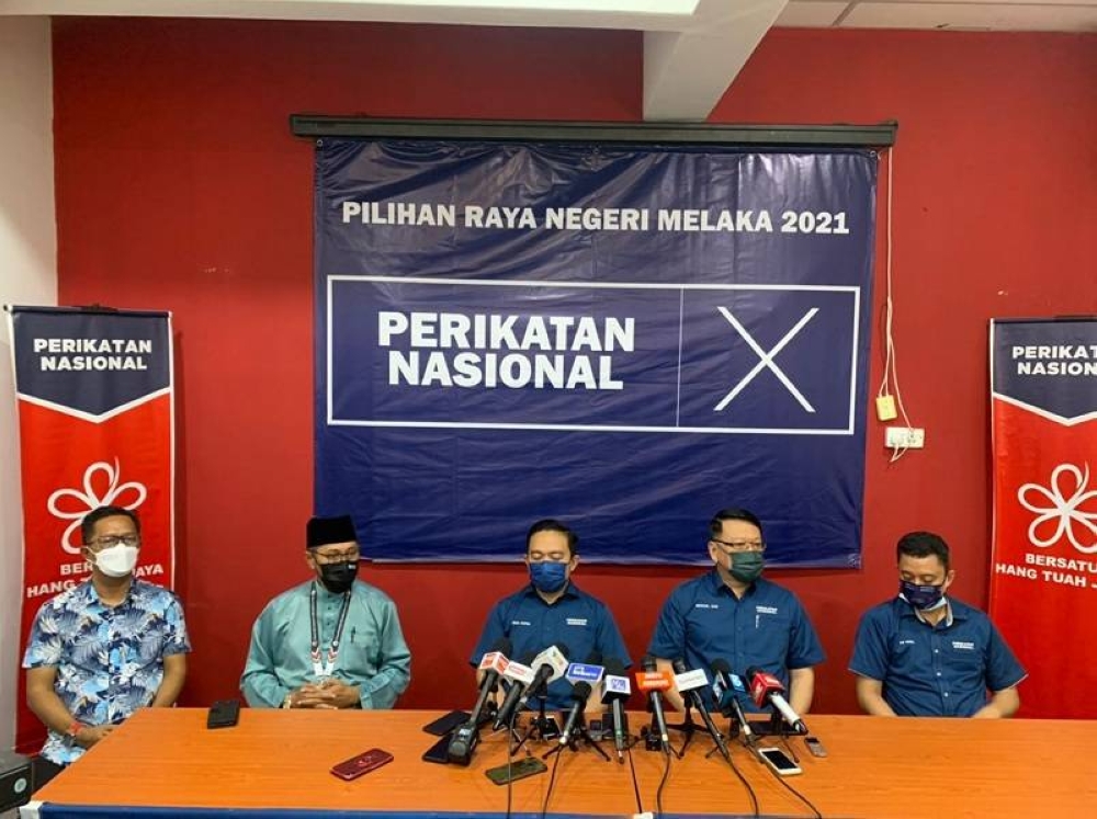 Dari kiri: Ketua Penerangan Bersatu Melaka, Datuk Hishamuddin Abdul Karim, Pesuruhjaya Pas Melaka, Datuk Kamarudin Sedik, Ketua Penerangan Parti Pribumi Bersatu Malaysia (Bersatu) Datuk Wan Saiful Wan Jan, Pengerusi Gerakan Melaka, Datuk Seri Michael Gan Peng Lam dan Timbalan Ketua Bersatu Melaka, Dr Mohd Yadzil Yaakub dalam sidang media Perikatan Nasional Negeri Melaka