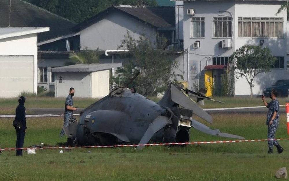 Sebuah pesawat pejuang Hawk 108 milik Tentera Udara Diraja Malaysia (TUDM) terhempas di kawasan landasan Pangkalan Udara Butterworth, Pulau Pinang, malam tadi.
