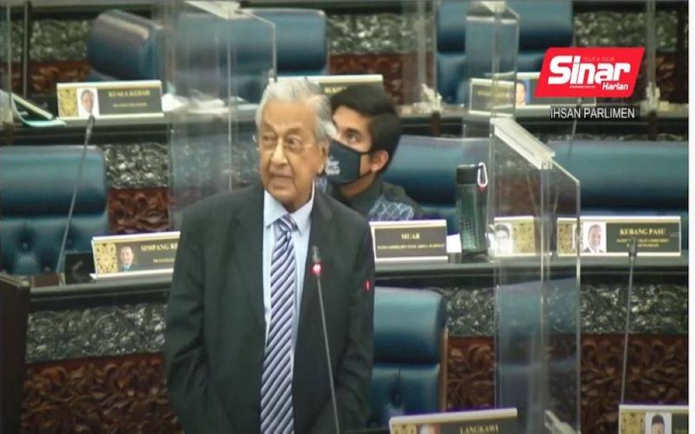 Mahathir semasa membangkitkan isu hadiah rumah dan tanah RM100 juta kepada Najib pada Khamis di Parlimen.