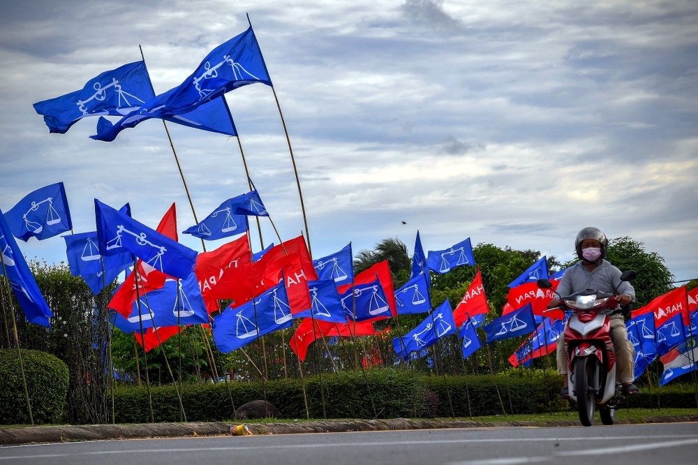 Bendera BN dan PH yang dipasang menghangatkan suasana kempen PRN Melaka
di Kampung Sempang, Merlimau.