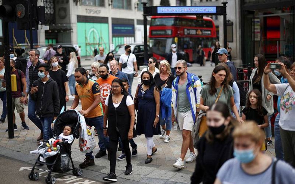 Suasana di kota London telah hampir normal tetapi masih ada yang memakai pelitup muka di kawasan sesak. - AFP