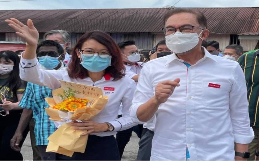 Bekas ADUN Machap Jaya, Genie Lim mengenepikan dakwaan beliau menjadi mangsa politik PKR kerana tidak dicalonkan kembali pada PRN Melaka dan bertekad untuk bersetia bersama Anwar.