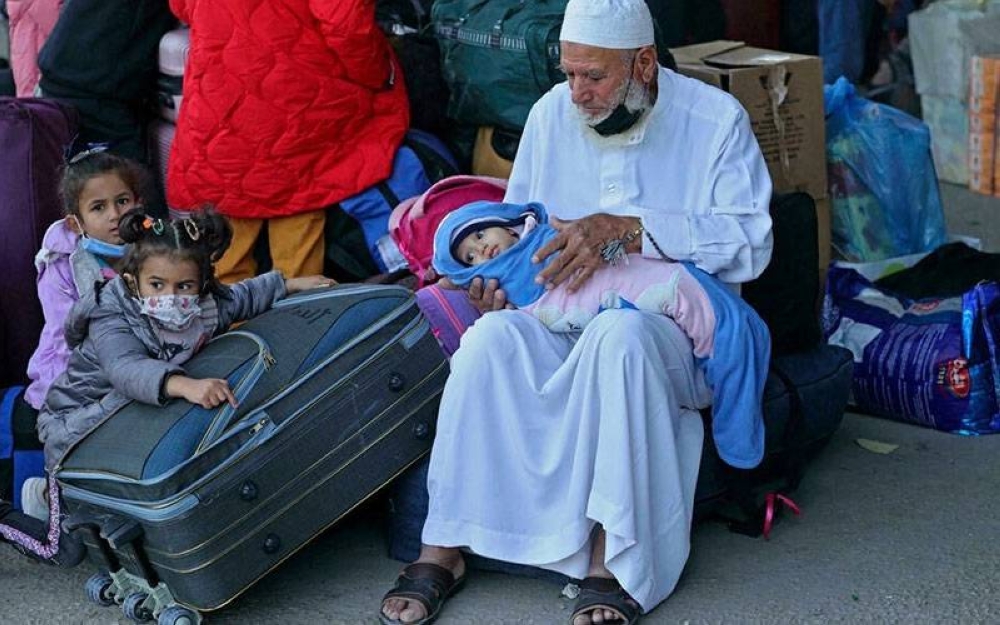 Penduduk Palestin terpaksa menempuh pemeriksaan yang ketat di Lintasan Rafah untuk menuju ke Mesir. - Foto AFP