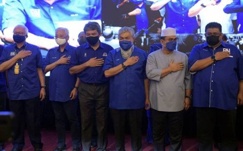 Pengerusi BN Datuk Seri Dr Ahmad Zahid Hamidi bersama kepimpinan BN meraikan kemenangan besar dua pertiga majoriti bagi membentuk kerajaan negeri Melaka pada PRN di Command Center BN. -Foto fail Bernama