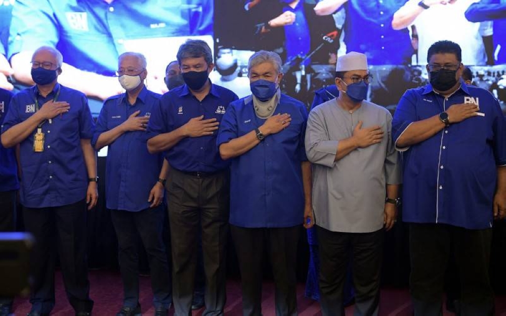 Ahmad Zahid bersama kepimpinan BN meraikan kemenangan besar dua pertiga majoriti bagi membentuk kerajaan negeri Melaka pada PRN di Command Center BN di Melaka pada Sabtu lalu. - Foto fail Bernama