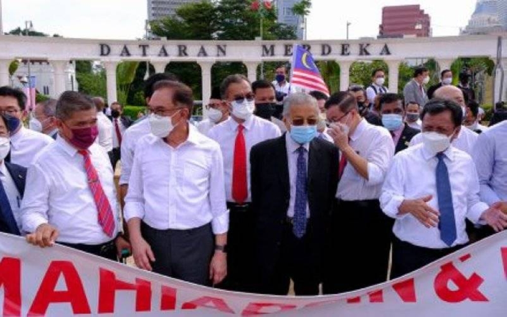 Pembentukan khemah besar membabitkan kesemua parti yang berada dalam blok pembangkang amat diperlukan bagi mengelakkan kekalahan blok itu pada PRN Melaka berulang pada PRU15.