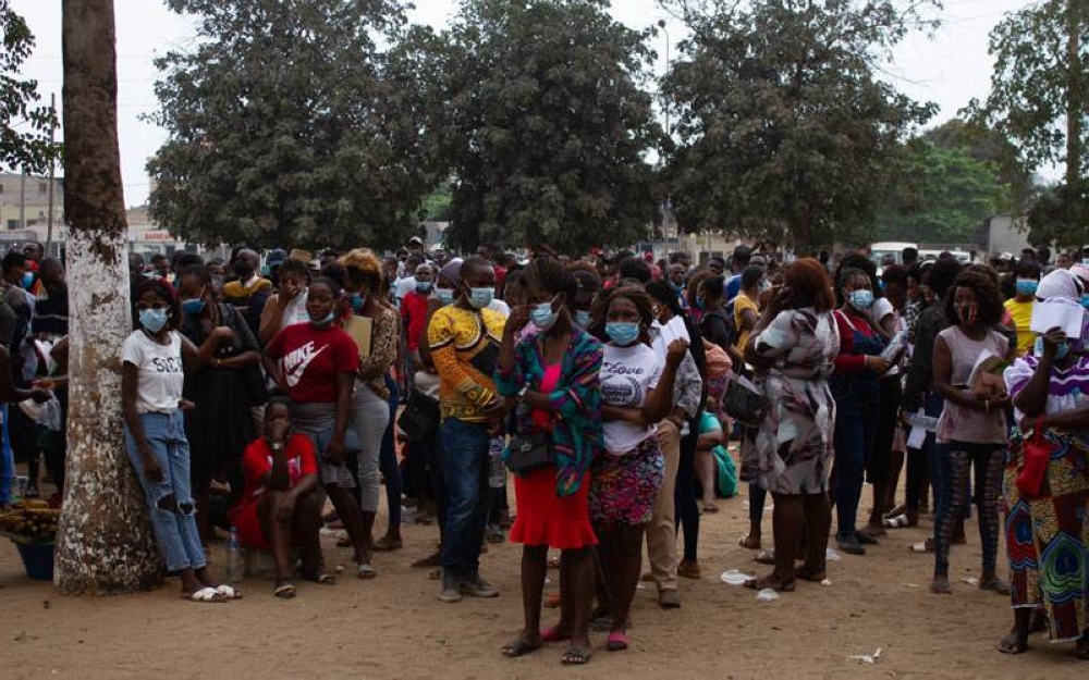 Penduduk di Angola menunggu giliran untuk mendapatkan vaksin Covid-19 selepas pemerintah melaksanakan vaksinasi mandatori pada Oktober lalu.