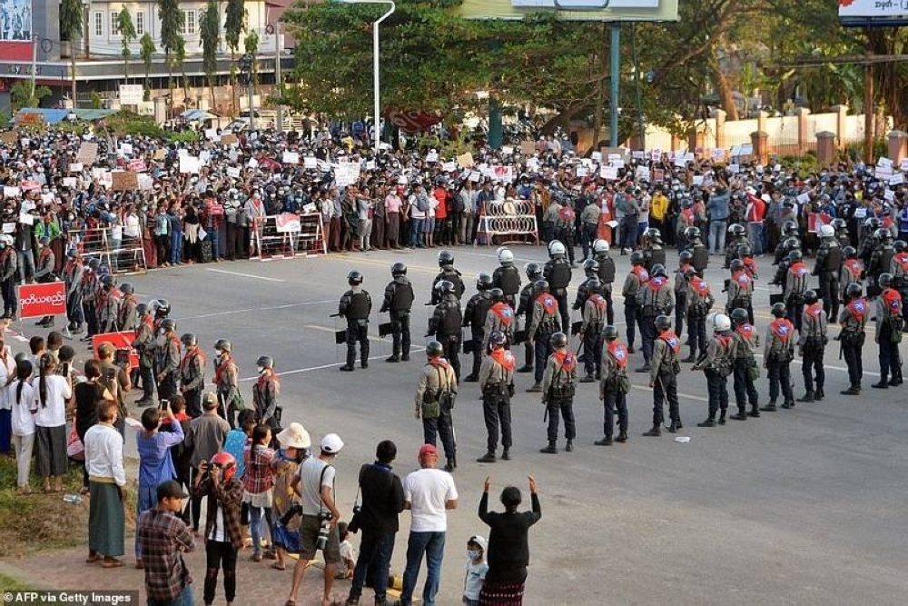 Para penunjuk perasaan pernah bertempur dengan pihak berkuasa Myanmar selepas membantah rampasan kuasa tentera di negara itu. - Foto AFP