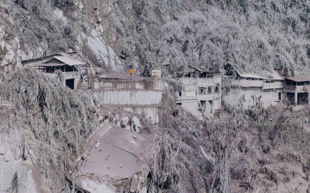 Debu dan abu panas menyelimuti rumah-rumah yang terletak berdekatan dengan Gunung Semeru di Jawa Timur baru-baru ini. - Foto AFP