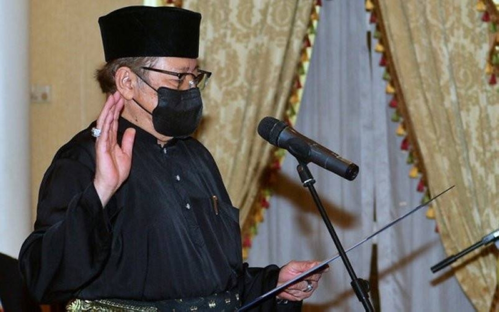 Abang Johari mengangkat sumpah jawatannya di hadapan Yang di-Pertua Negeri Sarawak, Tun Abdul Taib Mahmud di Astana Negeri. - Foto Bernama