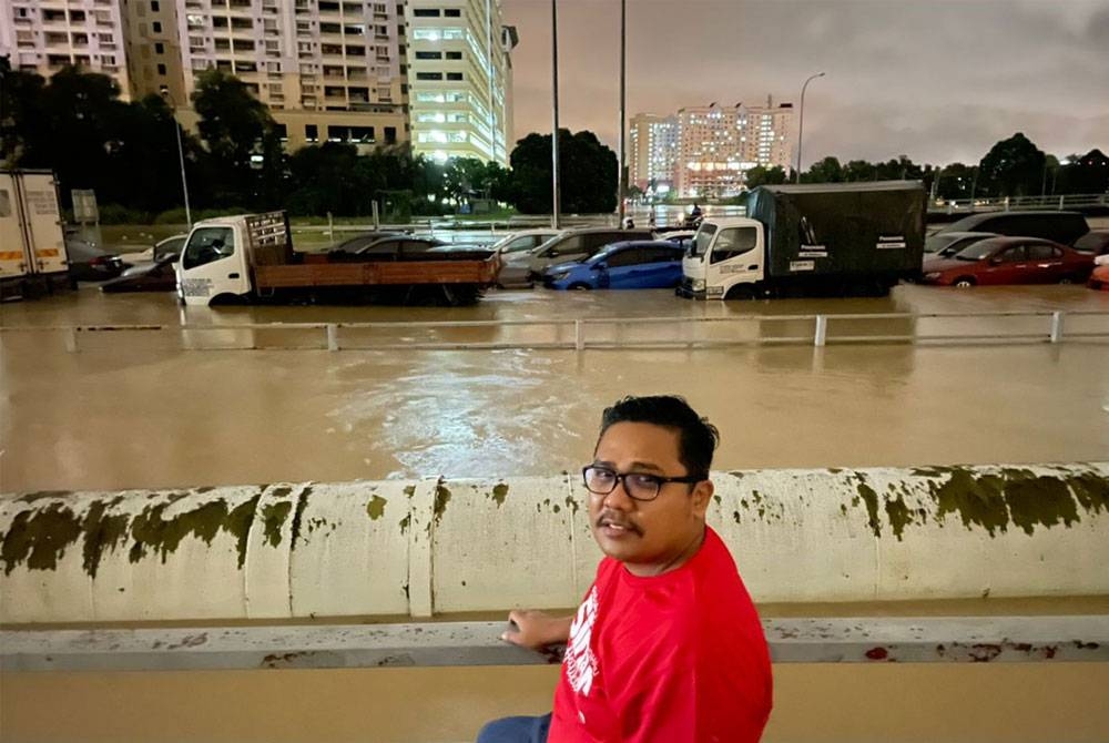 Penulis terpaksa bermalam di atas flyover Batu 3 selepas terperangkap dengan ribuan pengguna jalan raya lain di Lebuhraya Persekutuan.