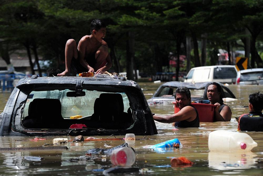 Sebahagian mangsa banjir yang masih terkandas banjir di Taman Seri Muda Seksyen 25 Shah Alam - Foto Bernama