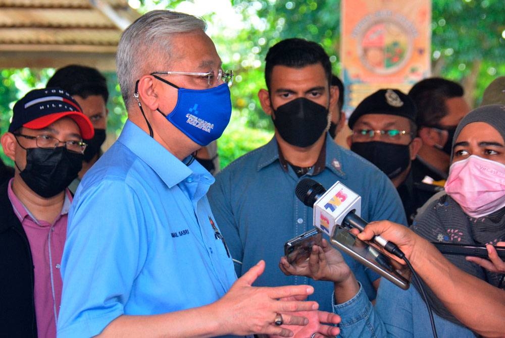 Ismail Sabri Yaakob pada pertemuan bersama para pengamal media selepas melawat mangsa-mangsa banjir di beberapa Pusat Pemindahan Sementara (PPS) sekitar daerah Bera. -Foto Bernama