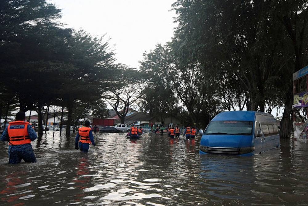 Anggota Angkatan Pertahanan Awam Malaysia (JBPM) meredah air untuk memberi bantuan kepada mangsa banjir ketika tinjauan di Taman Sri Muda Seksyen 25 Shah Alam, pada Selasa. - Foto Bernama