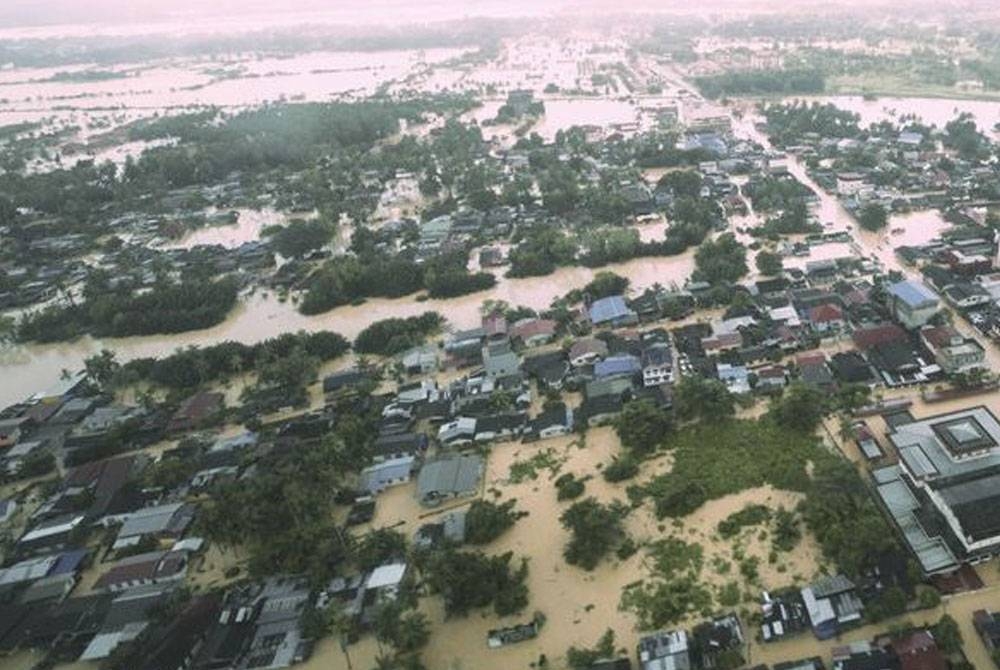 Pemandangan dari udara kawasan banjir yang melanda sekitar bandar Tumpat, Kelantan. - Foto Bernama