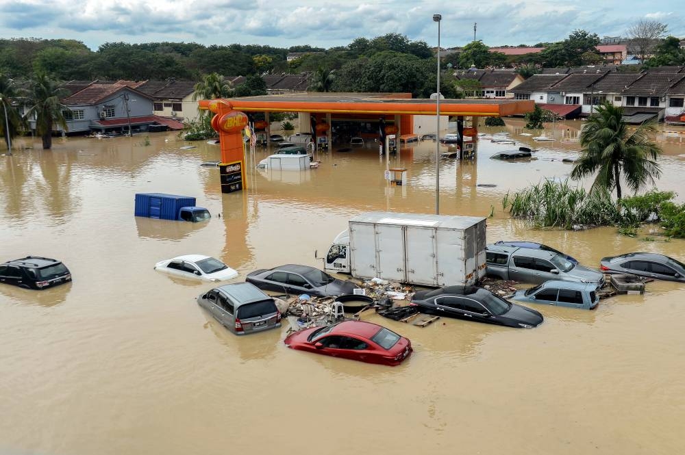 Rakaman gambar situasi banjir di sekitar kawasan Sri Muda yang ditenggelami air banjir.