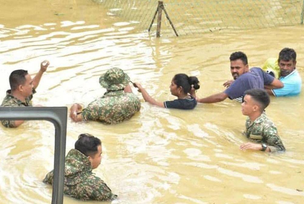 Anggota keselamatan yang bertugas melaksanakan operasi bantuan banjir.