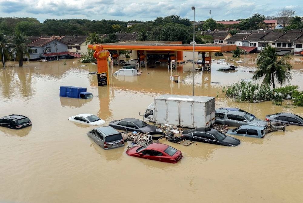 Situasi banjir di sekitar kawasan Sri Muda yang ditenggelami air akibat banjir kilat . - Foto Bernama