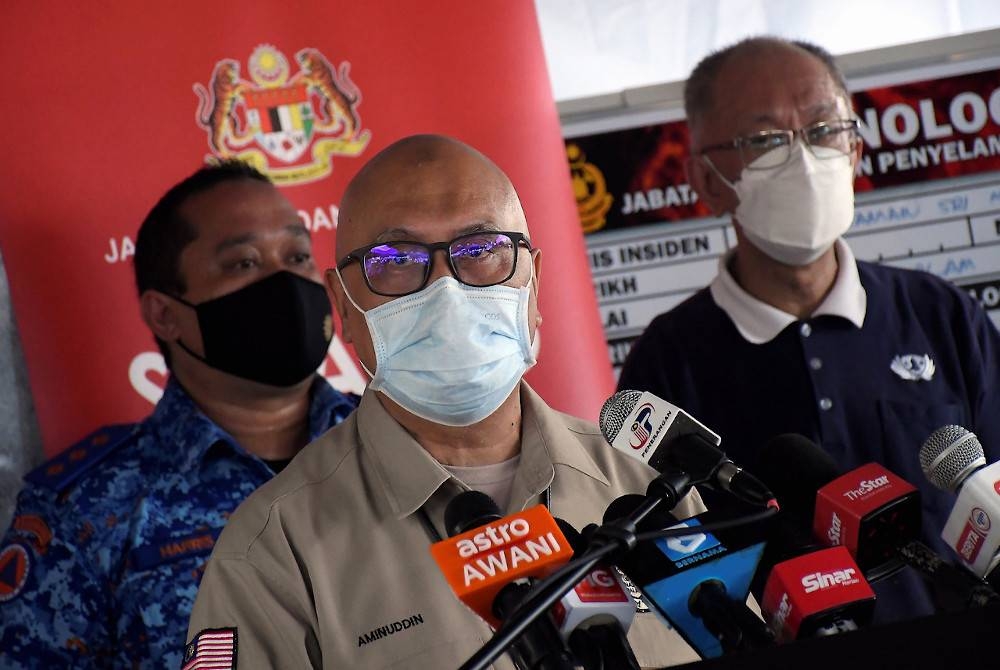 Ketua Pengarah Agensi Pengurusan Bencana Negara (Nadma), Datuk Dr Aminuddin Hashim (tengah) pada sidang media khas mengenai situasi terkini keadaan banjir di Selangor di Pos Kawalan Bomba Taman Sri Muda Shah Alam pada Khamis. - Foto Bernama