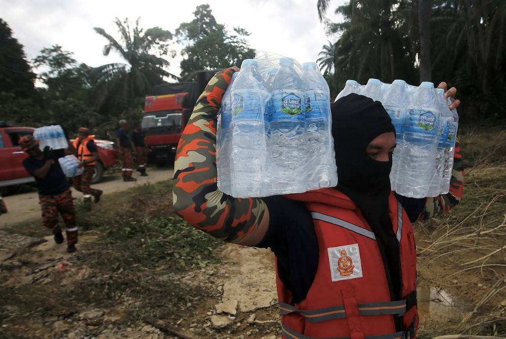 Anggota Jabatan Bomba dan Penyelamat Malaysia Negeri Sembilan giat melakukan penghantaran bantuan keperluan harian menggunakan bot berikutan tidak dapat menggunakan jambatan selepas runtuh susulan kejadian banjir yang melanda di Kampung Bemban, Simpang Durian beberapa hari lepas, ketika tinjauan pada Khamis. - Foto Bernama
Jambatan Kampung Bemban runtuh berikutan banjir melanda beberapa hari lalu merupakan laluan utama sekitar 200 penduduk tersebut ke kampung yang lain.  -- fotoBERNAMA (2021) HAK CIPTA TERPELIHARA 