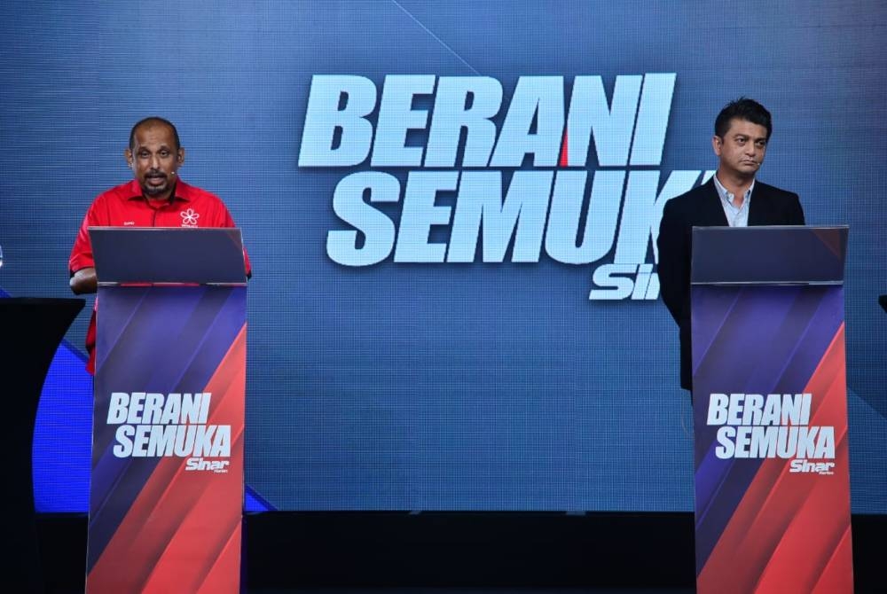 Program Berani Bersemuka membicarakan tajuk Bencana Alam: Adakah Malaysia Bersedia, para panelis dari kiri Ahli Majlis PimpinanTertinggi Bersatu, Mohd Rafiq Mohd Abdullah dan Adun Permatang Pasir Faiz Fadzil (kanan) yang berlangsung di Studio Sinar Harian hari ini. FOTO - SINAR HARIAN / ASRIL ASWANDI SHUKOR.   