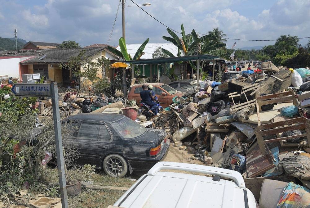 Sampah sarap iaitu berangan di dalam rumah yang terhasil setelah banjir mulai surut di Taman Sri Nanding pada Jumaat.