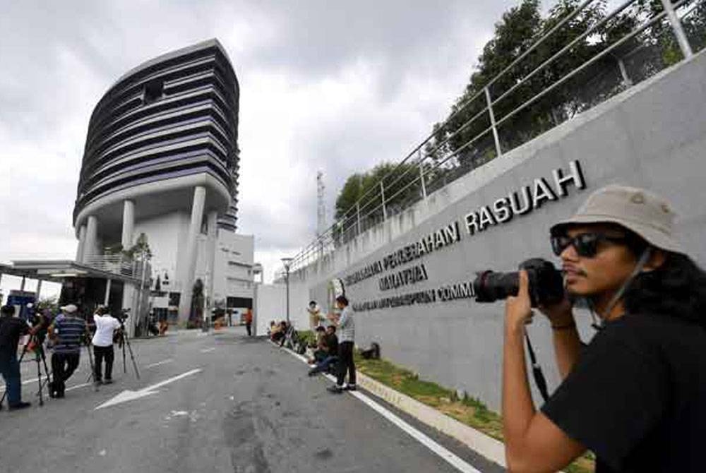 Orang ramai tidak boleh membuat andaian terhadap pelbagai tuduhan ke atas mana-mana pegawai SPRM selagi tiada keputusan di mahkamah.