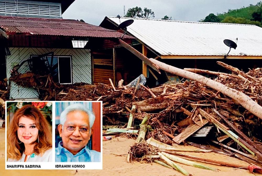 Sisa kayu turut membadai kediaman penduduk.