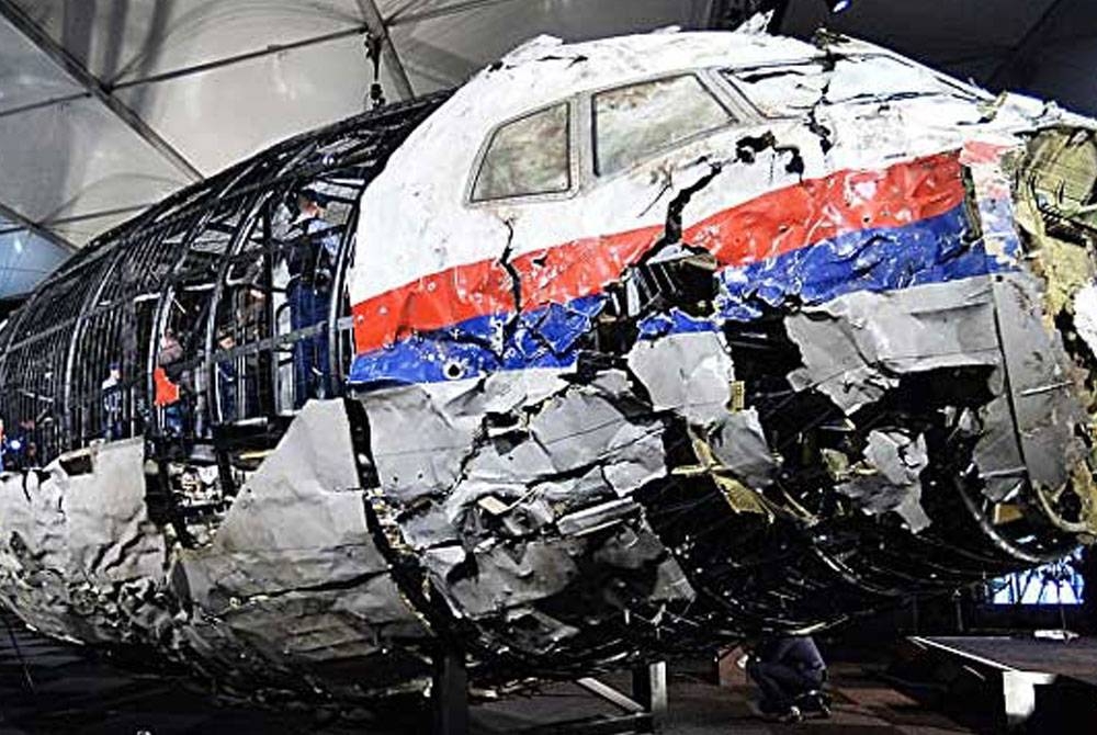 Serpihan pesawat Malaysia Airlines iaitu MH17 disusun semula bagi mencari punca kapal terbang itu terhempas di Ukraine. - Foto AFP