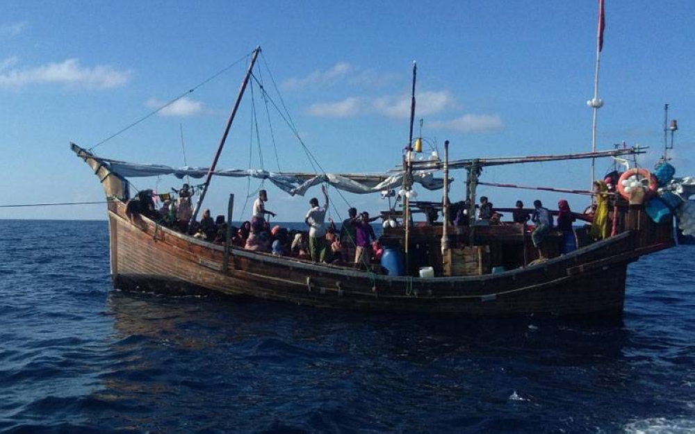 Sebuah kapal kayu yang membawa pelarian Rohingya hanyut di luar pantai Acheh baru-baru ini. - Foto AFP