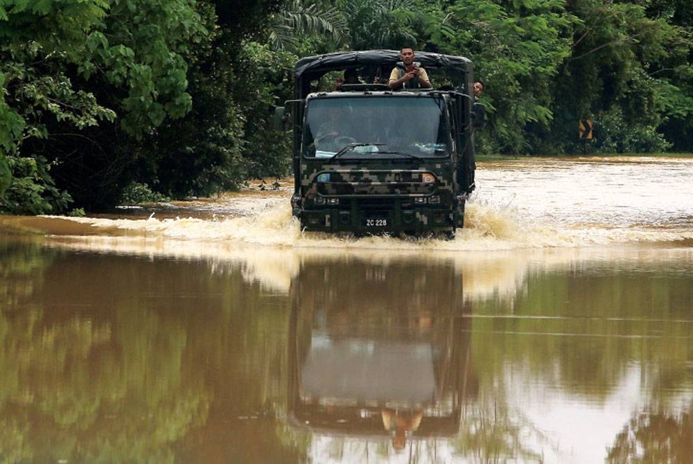 Sebuah lori Angkatan Tentera Malaysia (ATM) yang membawa mangsa banjir untuk dihantar ke Pusat Penempatan Sementara (PPS). - Foto Bernama