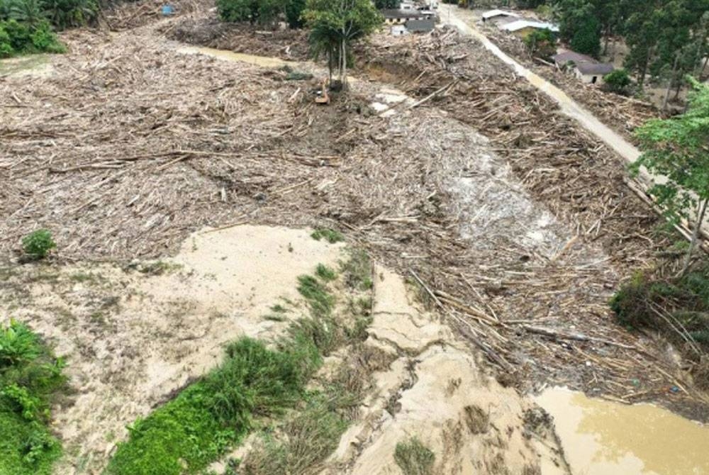 Tular gambar-gambar mengejutkan ribuan kayu balak terapung dan hanyut di Sungai Telemong, Bentong di Pahang.