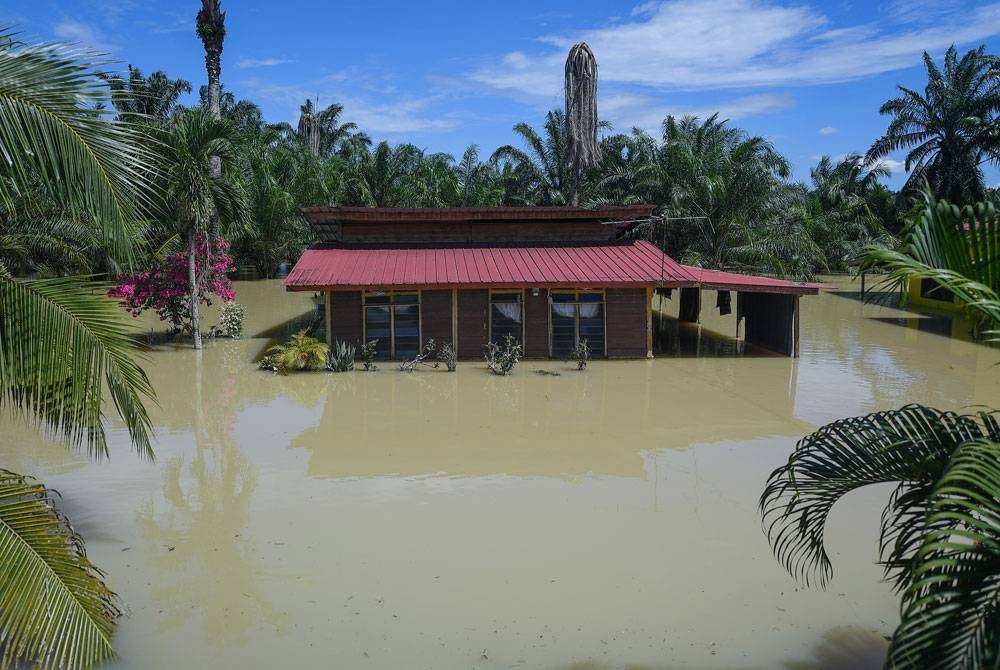 Keadaan banjir di kawasan rumah sekitar Kampung Parit Dahlan yang tenggelam ketika tinjauan sekitar daerah Tangkak, Johor pada Rabu.