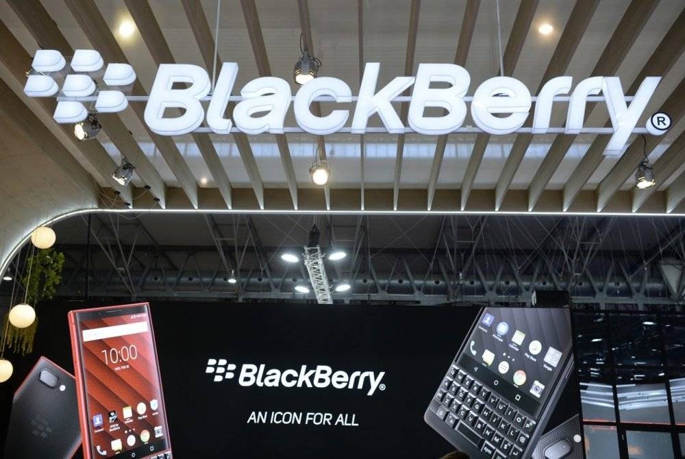 Telefon BlackBerry tidak lagi mengecapi zaman kegemilangannya yang pernah dinikmatinya sebelum ini. - Foto AFP