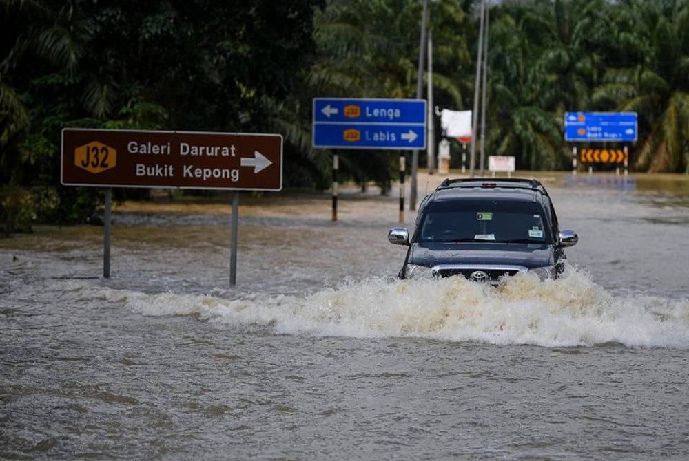 Banjir bukan sekadar melanda Pantai Timur tetapi juga di pantai barat termasuk Perak, Negeri Sembilan, Melaka dan paling teruk Lembah Klang melibatkan Klang, Sri Muda, Shah Alam dan Hulu Langat. - Foto Bernama