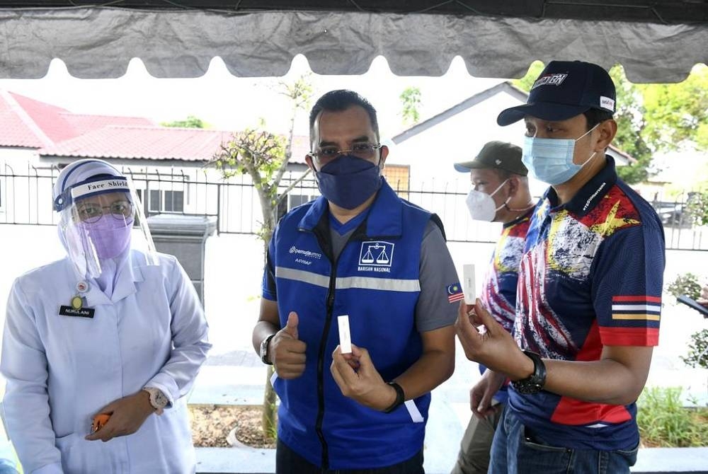 Bastien (kanan) juga berkesempatan turun padang membantu mangsa banjir bersama di Segamat bersama Ketua Pemuda UMNO, Datuk Dr Asyraf Wajdi Dusuki (tengah) pada Sabtu.