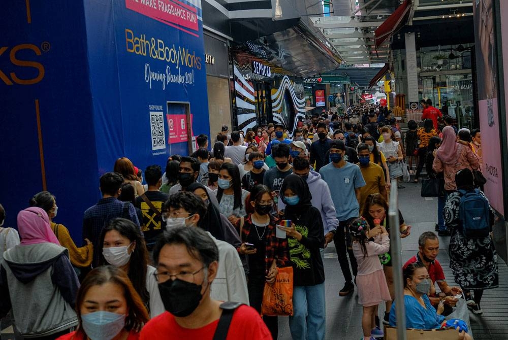 Suasana di sekitar kawasan pusat beli-belah Pavilion, Kuala Lumpur baru-baru ini. Kebebasan melakukan pelbagai aktiviti tidak dapat dijalankan sekiranya lockdown kembali dilaksanakan. -Foto Bernama